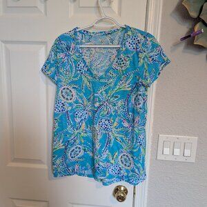 NWOT | Lilly Pulitzer | Etta V-Neck Cotton Tee | M | Bermuda Blue Turtle Szn